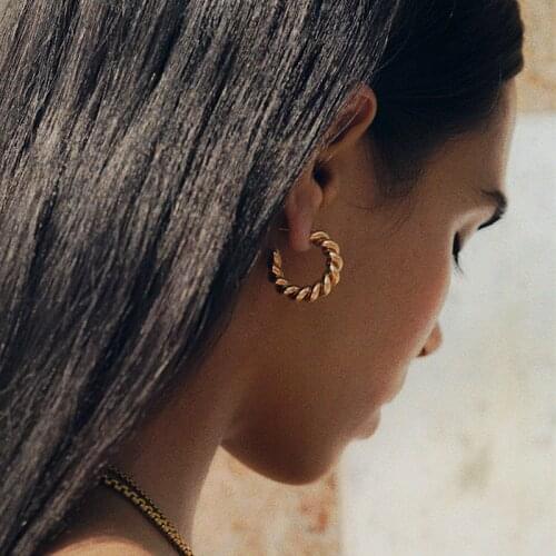 JUST FEEL Punk Hip Hop Golden Brass Geometry Hoop Earrings Simple Small Twisted C Shape Hoops Huggie Chunky Earring Jewelry Gift