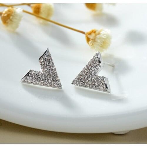 New Copper Cubic Zirconia Exquisite Initial Letter V Stud Earrings Women Fashion Cute for Girls Simple Elegant Woman Earrings