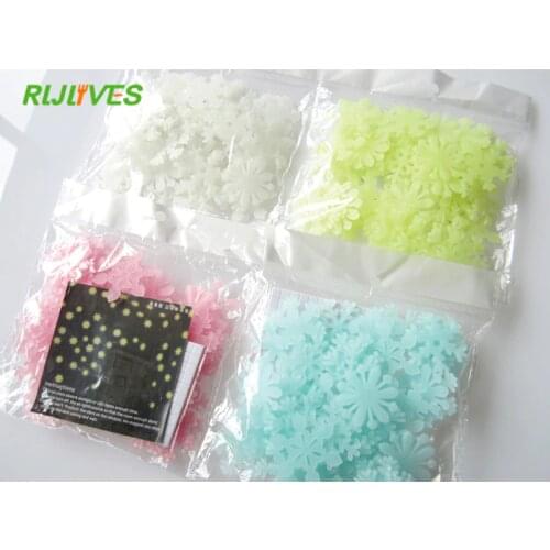 50pcs 3D Snowflake Glow In Dark Luminous Fluorescent Plastic Wall Sticker Home Decor Decal Wallpaper Decorative Special Festivel