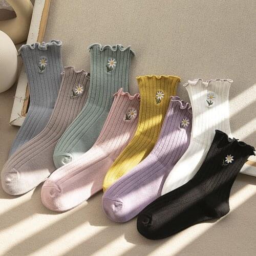 Streetwear Little daisies Embroider Cute Socks Women Japanese Korean Harajuku Style Kawaii Socks Autumn Winter for Ladies