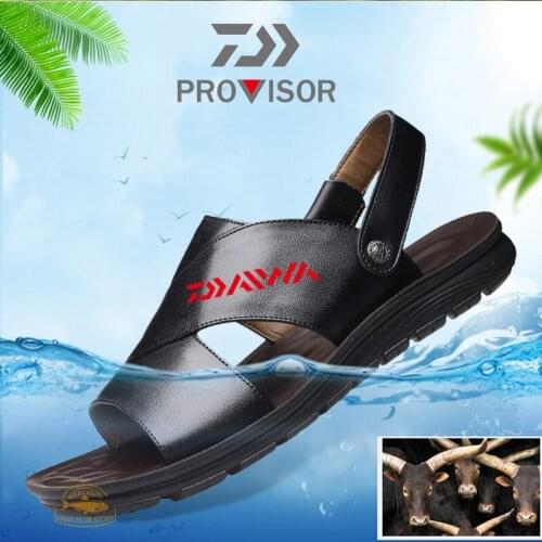 2020 Daiwa New Fishing Leather Slippers Summer Mens Fashion Casual Beach Shoes Outdoor Mountaineering Cycling Sandals
