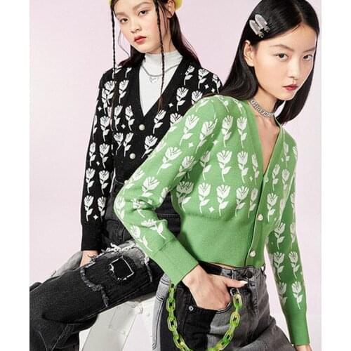 Autumn and Winter 2021 New Pearl Button Sweater Long-sleeved V-neck Small Flower Outer Jacket Knitted Cardigan Sweater Women