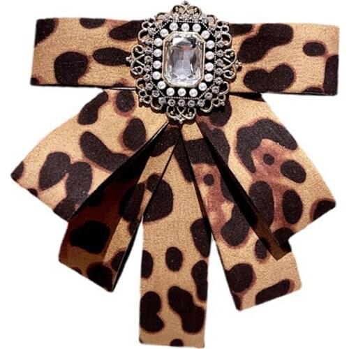 Retro Fabric Crystal Bow Tie Brooch Pins Leopard Print Pearl Lapel Pin Shirt Collar Fashion Jewelry for Women Accessories