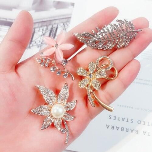 New spot camellia Korean version Japanese female pearl rhinestone brooch cardigan sweater corsage clothing accessories