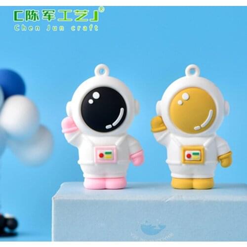 ZOCDOU 1 Piece Cute Beckoning Astronaut Figurine Small Statue Little Figurine Crafts Figure Ornament Miniatures