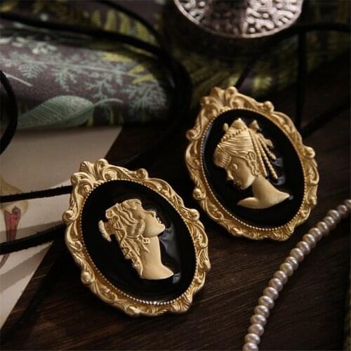 HUANZHI 2020 New Palace Retro Painting Photo Frame Relief Portrait People avatars Brooch for Women Girls Party Hot Jewelry Gifts
