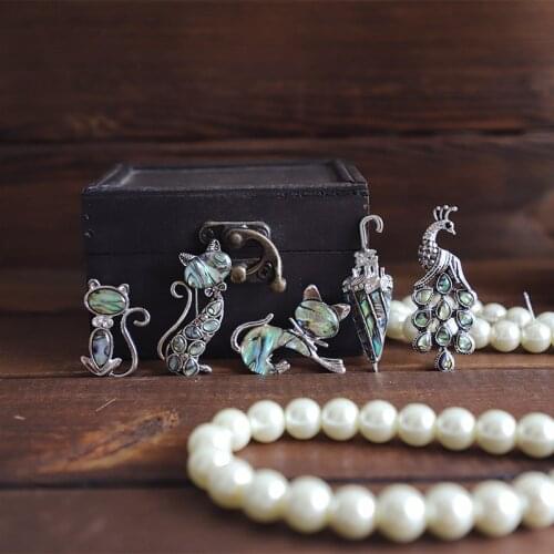 Deep sea abalone shell brooch Tsundere cat peacock umbrella brooch female retro collar pin