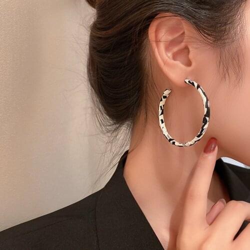 SRCOI Black White Leather C Shaped Wrapped Hoop Earrings For Women Minimalist Hollow Thin Geometric Circle Earrings Female 2021