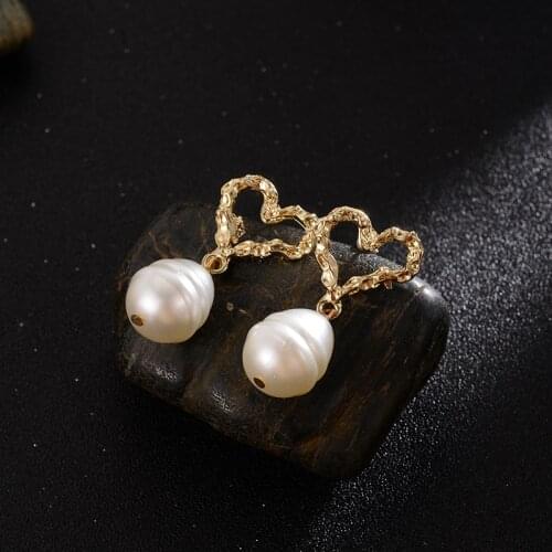 Dorado 2021 Korean Trendy Vintage Baroque Pearl Big Love Heart Gold Color Metal Drop Earrings For Women Romantic Pearl Jewelry