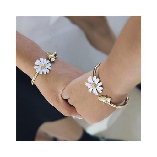 Flower Charm Bangles Gold Color Fashion Woman Bee Bracelet For Girls Party Luxury Jewelry Gifts