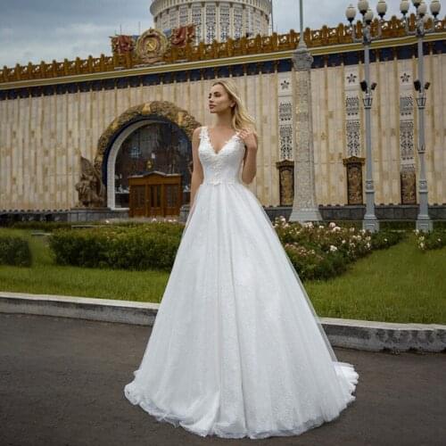 Vintage V Neck Charming Lace A Line Sleeveless Bride Wedding Dresses Bride Gowns Applique Illusion Back