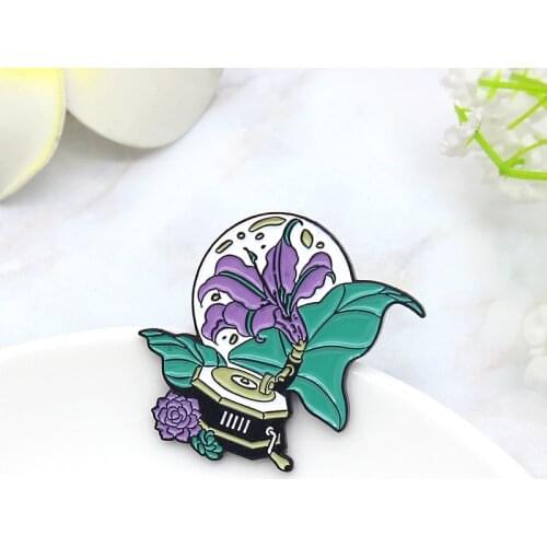 Punk Moon Planet Music box Enamel Brooches Starry Moon Phonograph Brooch Lapel Pins Metal Badge Gift for Music lovers Friend
