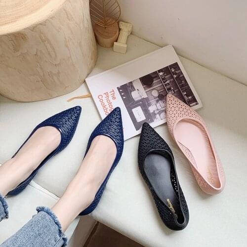2021 New Pointed Toe Hollow Sandals Women Casual Breathable Hole Shoes Fashionable Mother Beach Shoes