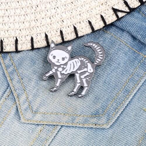 Skeleton Cat Enamel Lapel Pin Punk Animals White Skull Cats Custom Brooch Cartoon Halloween Kitten Badges Jewelry Friends Gifts
