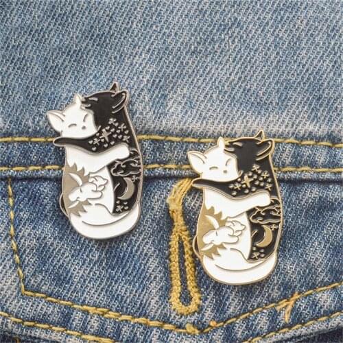 Black White Cat Enamel Pin Brooch Metal Ladies Lover Collar Backpack Lapels Needle Animal Badge Fashion Jewelry Bijoux Brooch