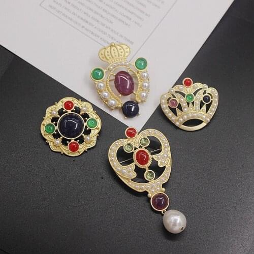 New Retro court Baroque simple pearl color matte gold brooch Western antique pin female accessories wholesale