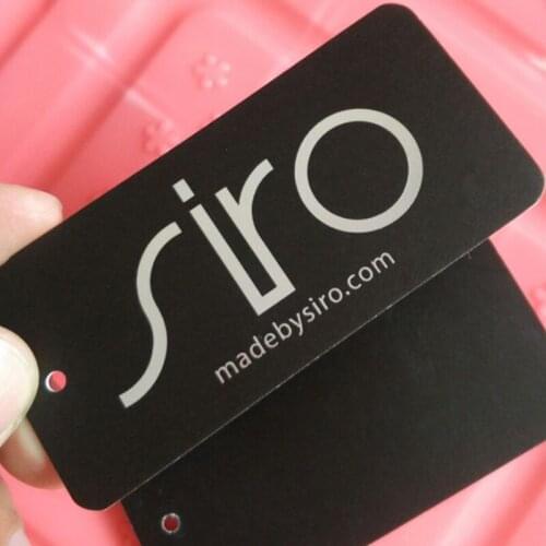1000PCS Custom 800gsm Black coated paper tags Silver foil swing tag hot stamping 4 * 8.5 cm