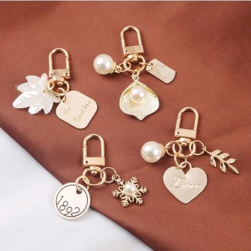 New Cute 1892 Letter Shell Pearl Keychain Girl Women Bag Keyring Accessories Charm Car Airpods Key Chains Gift Trinket