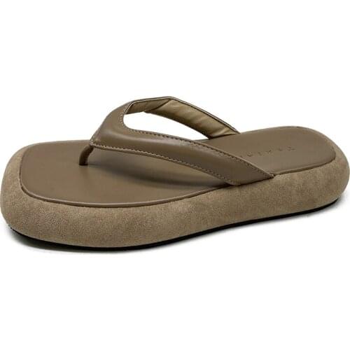 Trendy and fashionable ladies' flip flops leather sandals, a must-have for fashionable homes