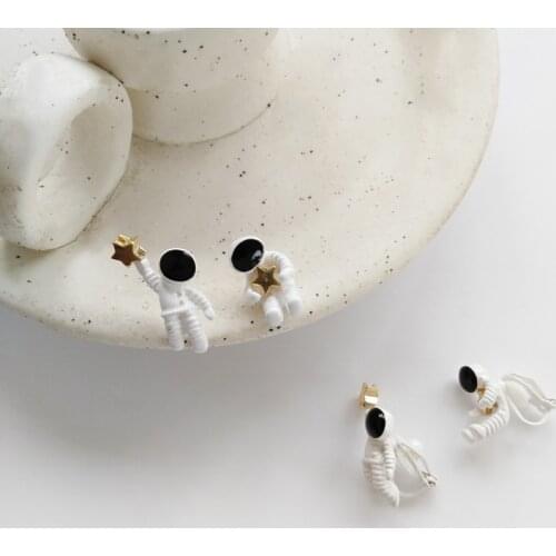 Wholesale Astronaut Creative Ear Stud S925 Silvery Needle Stars Non-Mainstream Design Simple Asymmetric Earrings Wholesale