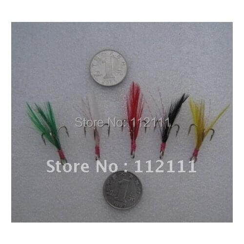100pcs High quality treble fishing hooks with five colours feather mixed