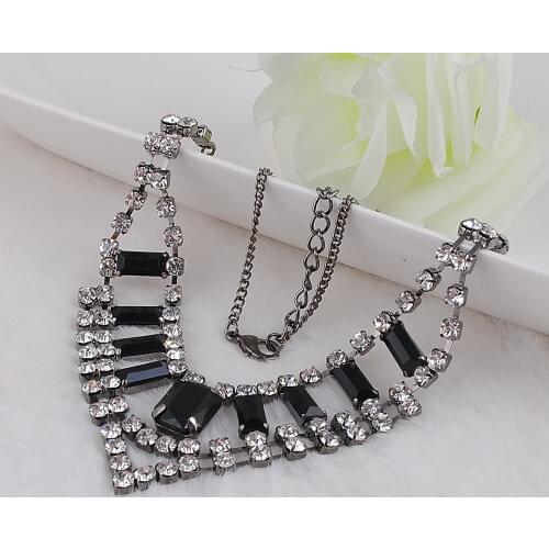 Claw Necklace Chain V-shaped Black and White Acrylic Crystal Claw Chain Jewelry Accessories Wholesale Factory Outlets
