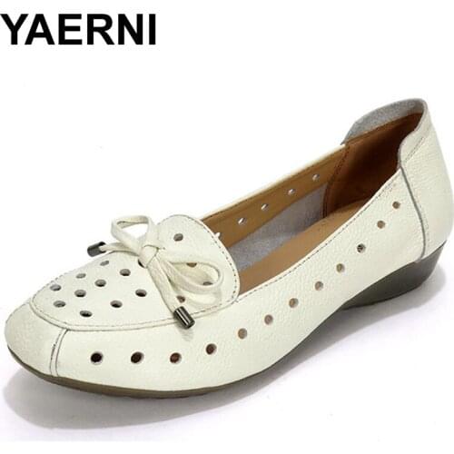 YAERNI 2017 Summer Female Sandals Soft Comfortable Genuine Leather Flat Breathable Women shoes Fashion Mom Sandals