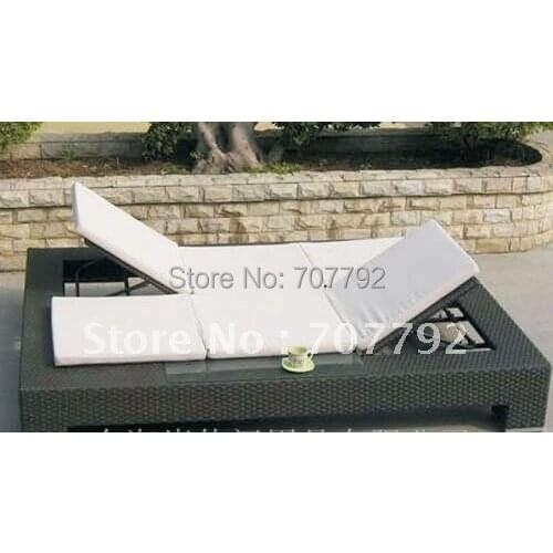 Elegant synthetic rattan sun bed