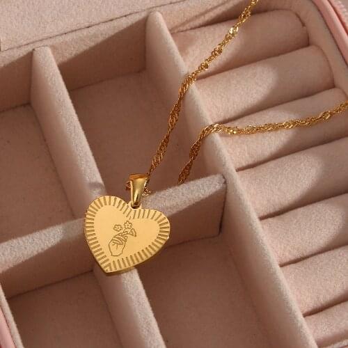 Waterproof Delicate Holding Flowers Design Heart Pendant Necklace 18K Gold Plated Stainless Steel Ladies Love Necklace Gift