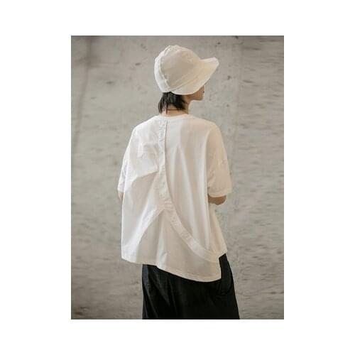 Loose short-sleeved t-shirt with simple neutral back button design