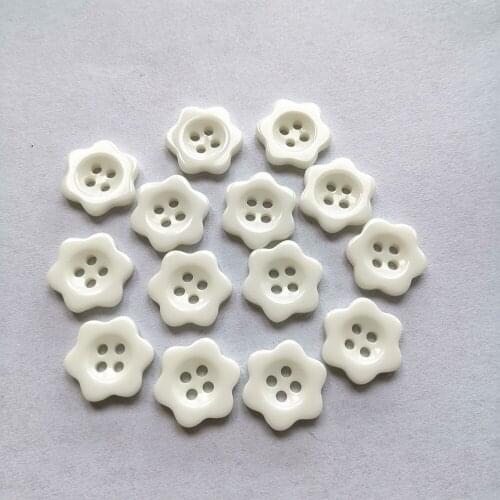 50pcs 18mm White Resin Flower Buttons 4 Holes Baby Fancy Shiny Coat Boots Sewing Doll Clothes Accessories Button