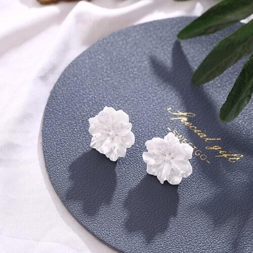 Women Fashion Resin White Flower Big Stud Earrings Jewelry Crystal Ear Stud Earrings For Women Fashion