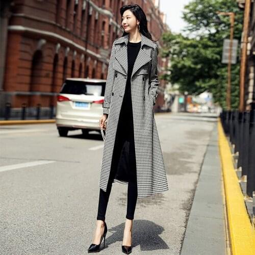 Black and white plaid windbreaker 2021 new medium and long coat high-end atmosphere British style this years popular coat