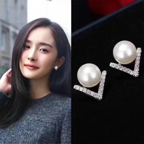 White Gray Imitation Pearl Crystal Stud Earrings for Women Personality Fashion Jewelry Triangle Statement Earrings Party Weddin