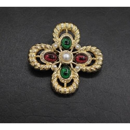 2021 New Creative Design Retro Barlow Palace Style Vintage Pearl Coat Brooch Pin Female Accessories