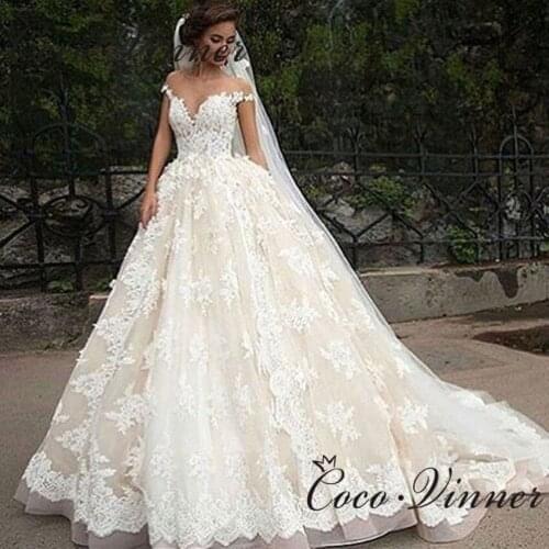 Sheer Neck Dubai Vintage Lace Wedding Dress Short Sleeves Appliques Pricess Wedding Gown Sweep Train Bride Dress W0494