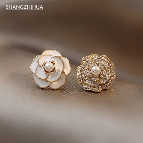 Elegant Temperament Black White Pearl Shell Camellia Stud Earrings For Woman 2020 New Fashion Jewelry Sweet Flower Accessories