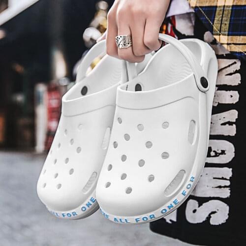 New Fashion Men Clogs Sandals Summer Soft Bottom Beach Slippers Men Outdoor Casual Men Sandals Water Shoes Zapatos Hombre