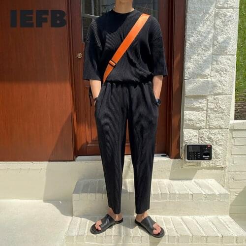 IEFB Mens Short Sleeve T-shirt Loose Causal Summer New Ice Silk Pleated Fabric Suit Korean Fashion Sports Two Pieces Set 9Y7212