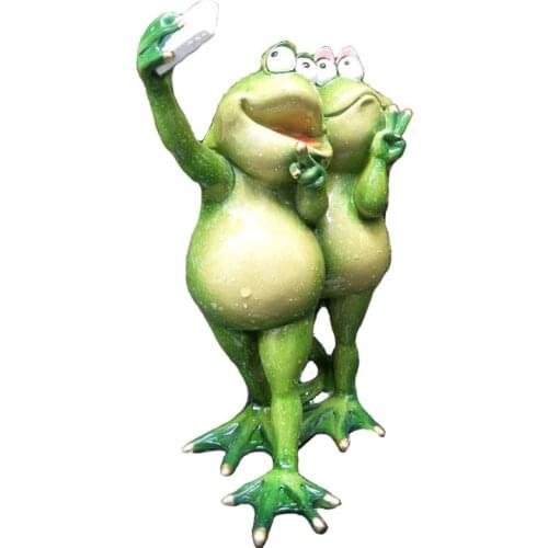 Resin Two Green Frog Taking Selfie Figurine Home Decoration Decorative Statue Office Desk Garden Decor Ornaments Creative Gift