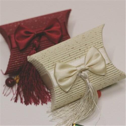 100pcs Retro European Candy Boxes Creative Kraft Paper Pillow Shape Candy Box with Bow Tie Wedding Party Gift Package