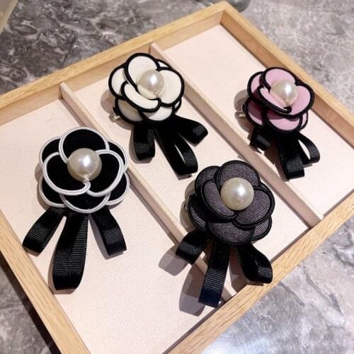High-grade Camellia Flower Brooch Pearl Bow Badge Korean Fabric Shirt Suit Collar Pins Brooches for Women Clothing Accessories