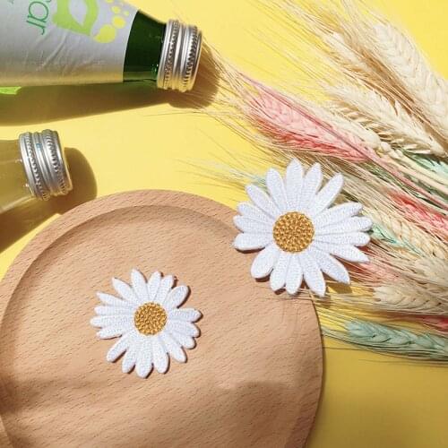 AHYONNIEX 5PCS/LOT White Sunflower Daisy Flower Embroidered Iron On Patches for Clothes Dress Jacket Jeans Stickers DIY Parches