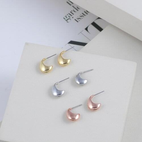 European and American niche design simple glossy water droplet type cold wind small fashion commuter stud earrings women