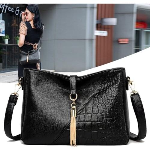 Soft leather mother bag middle-aged bag woman bag 2021 new fashion tassel shoulder bag pu leather lady messenger small bag purse