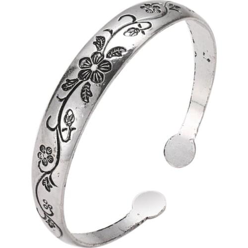 Bettyue Charming White Color Noble White Bangle WIth Carving Flower Pattern Fashion Bracelet Unisex Simplicity Style In Party