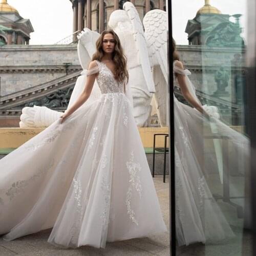 Luxurious Cap Sleeves Wedding Gown V neck Applique Tulle Wedding Dress Lace Bridal Gown 2021