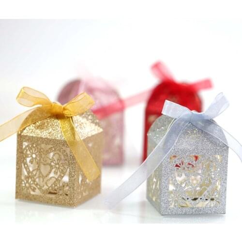 10Pcs Glitter Love Heart Hollow Carriage Favors Gifts Candy Dragee Boxes with Ribbon Baby Shower Wedding /Bonbonniere Supplies
