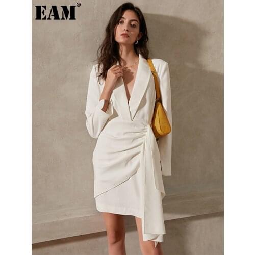 [EAM] Women White Wrinkled Irregular Split Dress New V-Neck Long Sleeve Loose Fit Fashion Tide Spring Autumn 2021 1DD1097