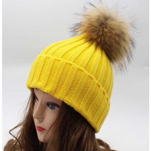Drop shipping super big raccoon fur pom pom decorative knitted hat hot sell multicolor pom pom cute beanies knitted women hat